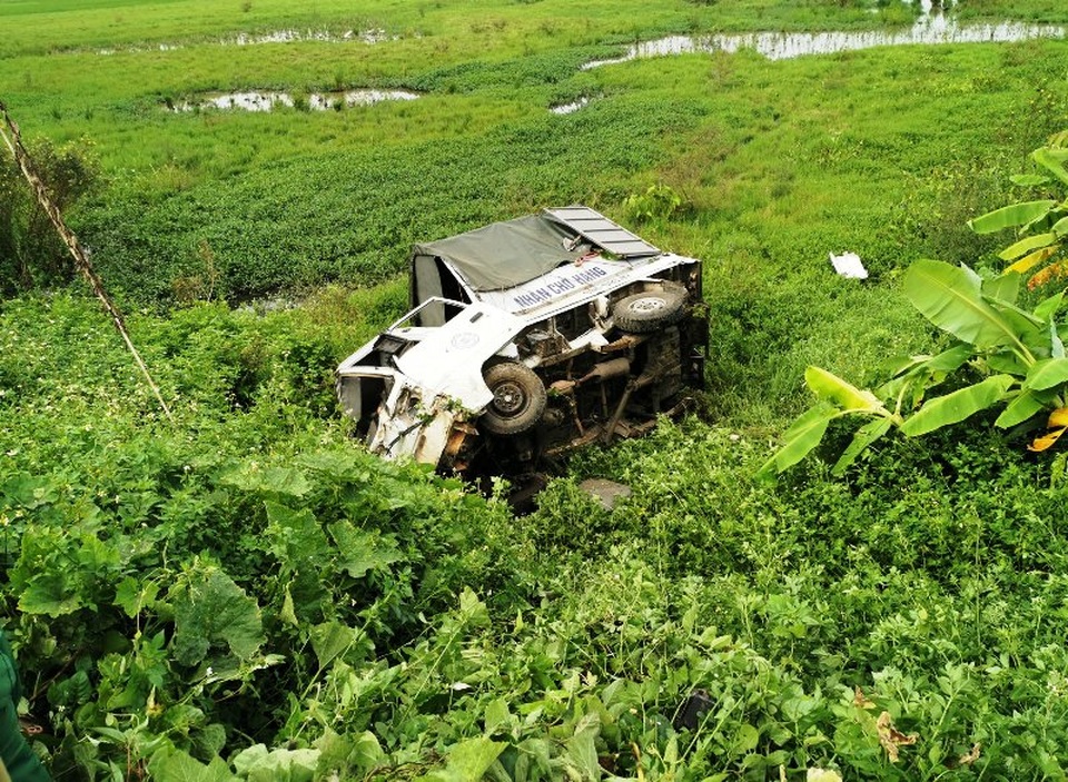 Tàu hỏa húc văng xe tải chết máy nằm giữa đường ray - 1