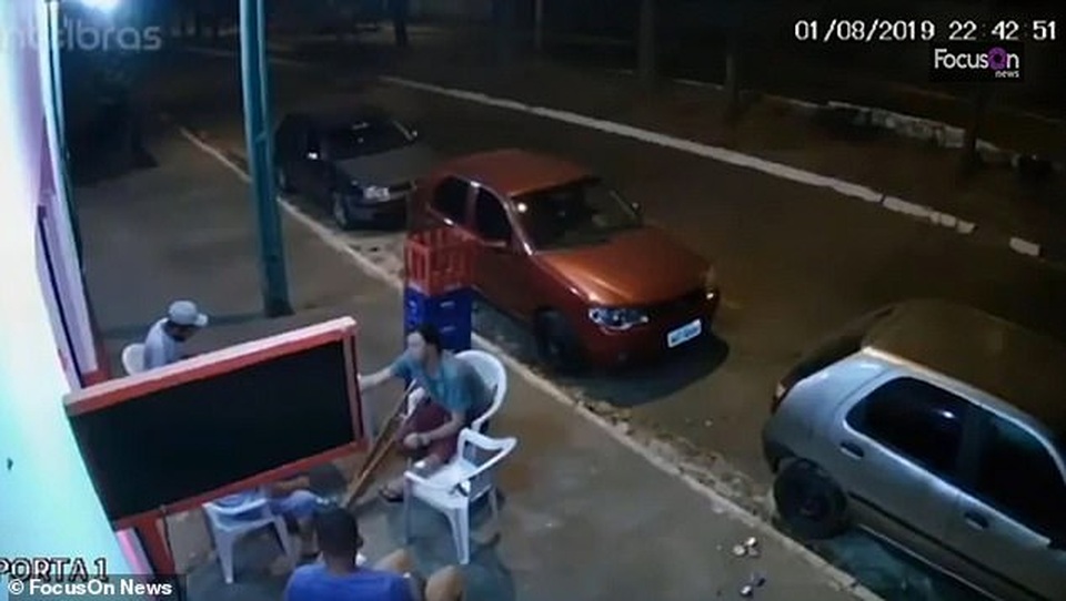 Bị lốp ô tô văng trúng khi đang ngồi nhậu trên vỉa hè - 1 Bị lốp ô tô văng trúng khi đang ngồi nhậu trên vỉa hè - 1