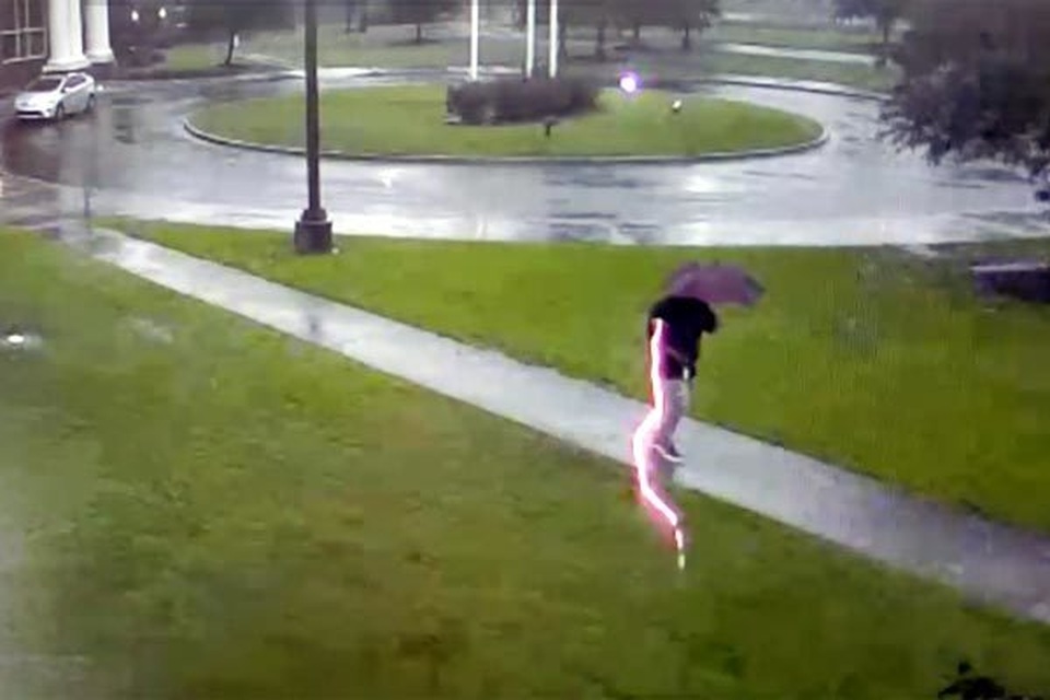 Video giây phút người đàn ông bị sét chớp lòe đánh trúng - 1 Video giây phút người đàn ông bị sét chớp lòe đánh trúng - 1