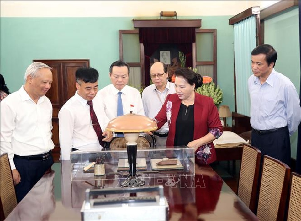 Chủ tịch Quốc hội dâng hương, tưởng niệm Chủ tịch Hồ Chí Minh tại Nhà 67 - 2 Chủ tịch Quốc hội dâng hương, tưởng niệm Chủ tịch Hồ Chí Minh tại Nhà 67 - 2