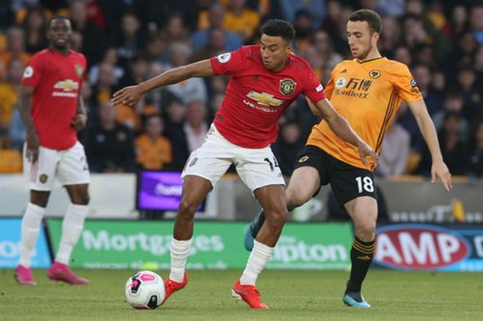 Wolves 1-1 Man Utd:  Pogba bỏ lỡ quả phạt đền - 11