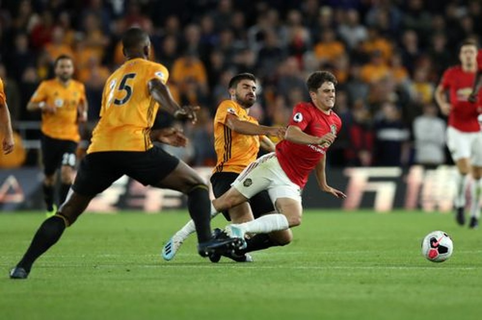 Wolves 1-1 Man Utd:  Pogba bỏ lỡ quả phạt đền - 18