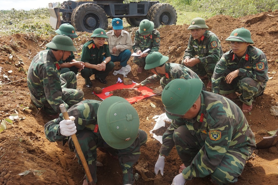 Phát hiện 3 hài cốt liệt sĩ cùng cây bút mang dòng chữ “ĐINH XUÂN KIEU” - 1 Phát hiện 3 hài cốt liệt sĩ cùng cây bút mang dòng chữ “ĐINH XUÂN KIEU” - 1