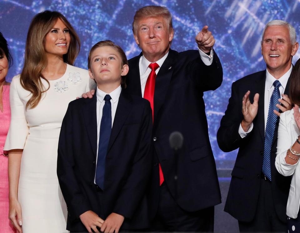 Ngoại hình cao lớn của con trai út ông Trump gây “sốt” - 3 Ngoại hình cao lớn của con trai út ông Trump gây “sốt” - 3