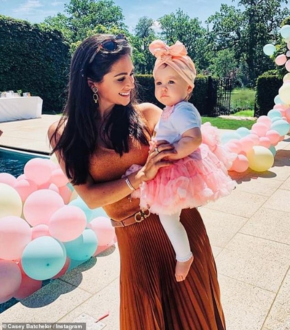 Casey Batchelor bế bụng bầu đi tập yoga - 3 Casey Batchelor bế bụng bầu đi tập yoga - 3