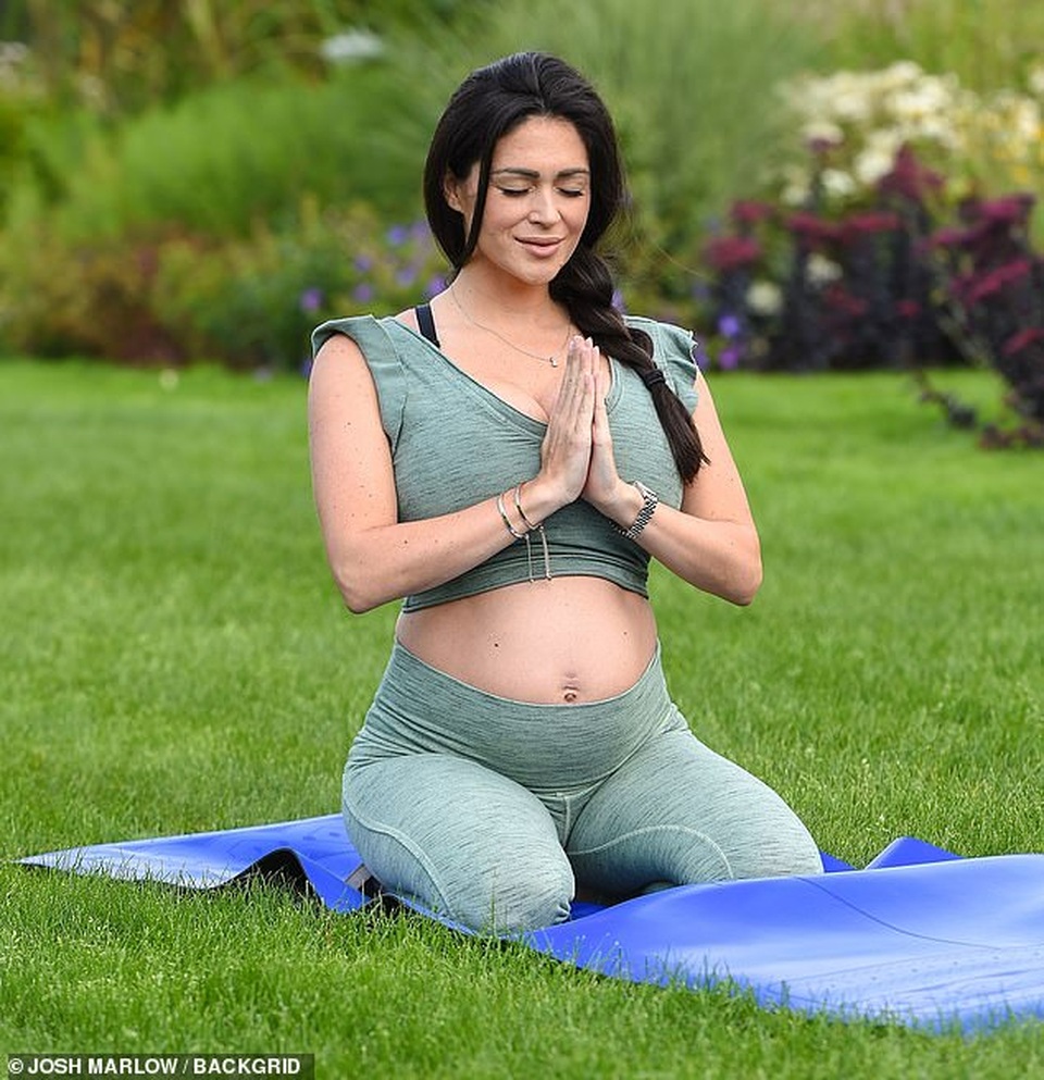 Casey Batchelor bế bụng bầu đi tập yoga - 2 Casey Batchelor bế bụng bầu đi tập yoga - 2