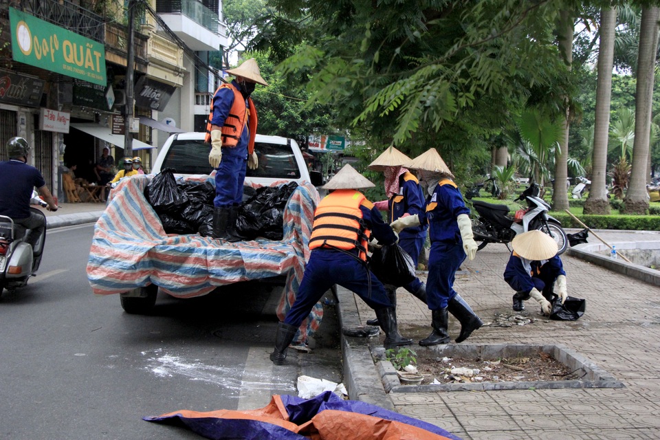 Hà Nội: Cá chết hàng loạt bốc mùi hôi thối trên hồ Trúc Bạch - 9 Hà Nội: Cá chết hàng loạt bốc mùi hôi thối trên hồ Trúc Bạch - 9