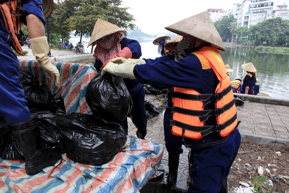 Hà Nội: Cá chết hàng loạt bốc mùi hôi thối trên hồ Trúc Bạch - 10 Hà Nội: Cá chết hàng loạt bốc mùi hôi thối trên hồ Trúc Bạch - 10
