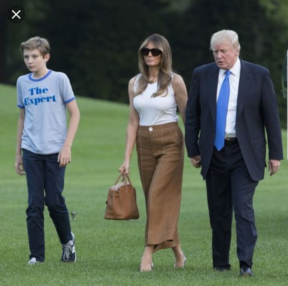 Ngoại hình cao lớn của con trai út ông Trump gây “sốt” - 2 Ngoại hình cao lớn của con trai út ông Trump gây “sốt” - 2