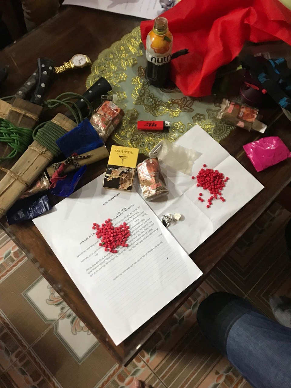 Bắt quả tang người phụ nữ giấu 1 bánh heroin trong bao hoa quả - 3 Bắt quả tang người phụ nữ giấu 1 bánh heroin trong bao hoa quả - 3