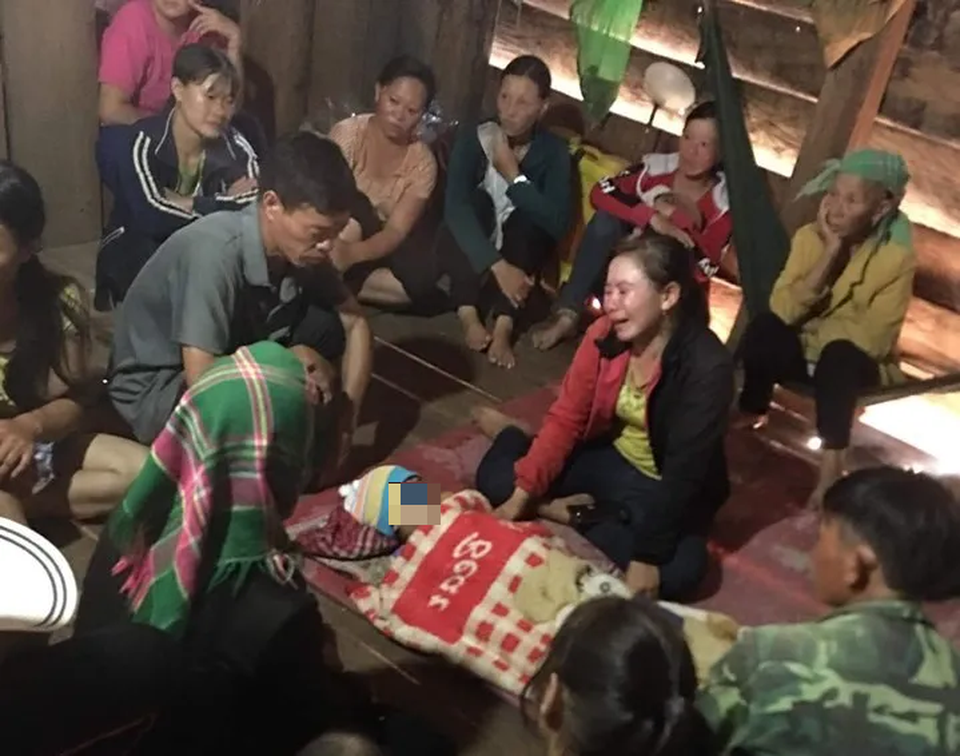 Trượt chân ngã xuống mương nước, hai cháu nhỏ tử vong - 1 Trượt chân ngã xuống mương nước, hai cháu nhỏ tử vong - 1