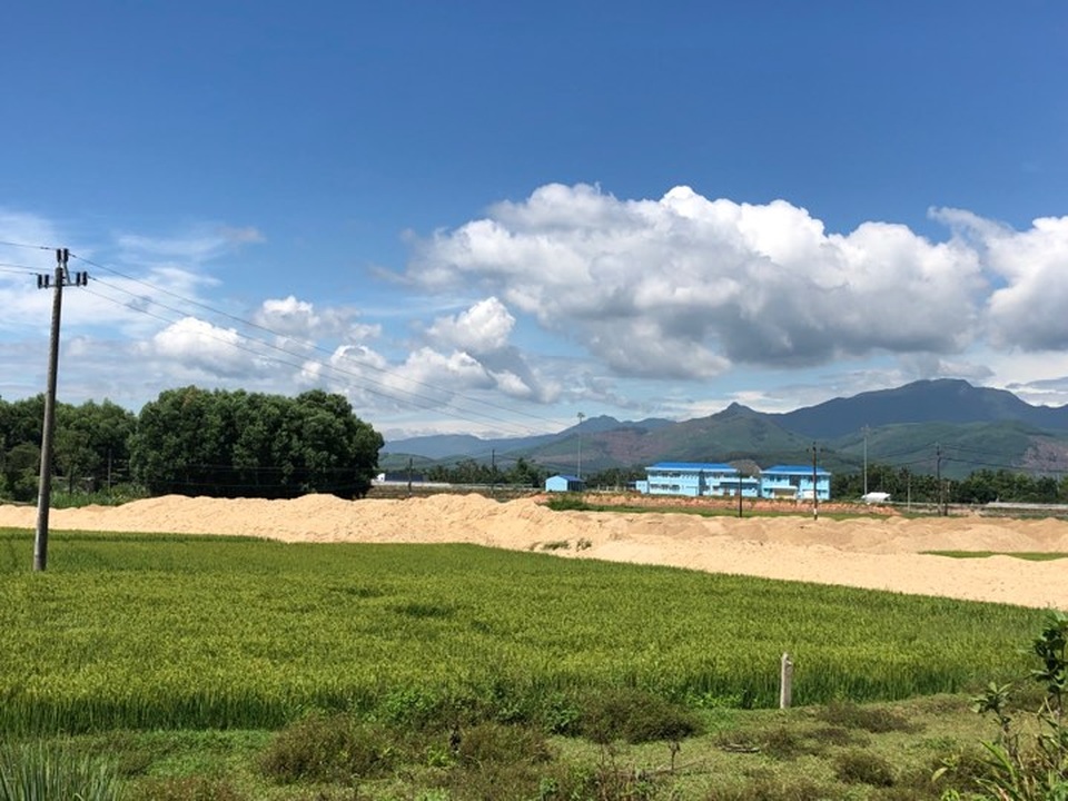 Vụ khu dân cư vây ruộng tại Quảng Ngãi: Chủ đầu tư có nhiều sai phạm! - 2 Vụ khu dân cư vây ruộng tại Quảng Ngãi: Chủ đầu tư có nhiều sai phạm! - 2