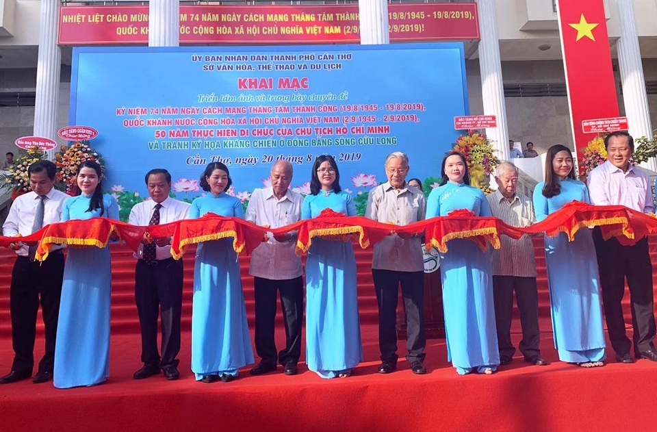 Cần Thơ: Triển lãm ảnh “50 năm thực hiện Di chúc của Chủ tịch Hồ Chí Minh” - 1 Cần Thơ: Triển lãm ảnh “50 năm thực hiện Di chúc của Chủ tịch Hồ Chí Minh” - 1