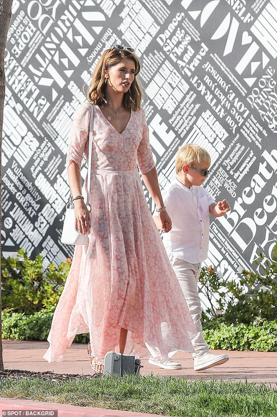 Katherine Schwarzenegger đưa con chồng ra phố - 1