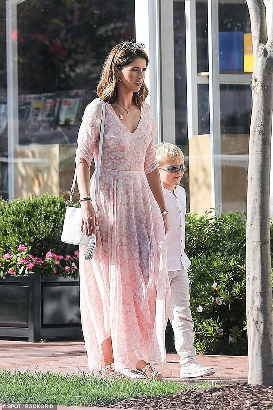 Katherine Schwarzenegger đưa con chồng ra phố - 2