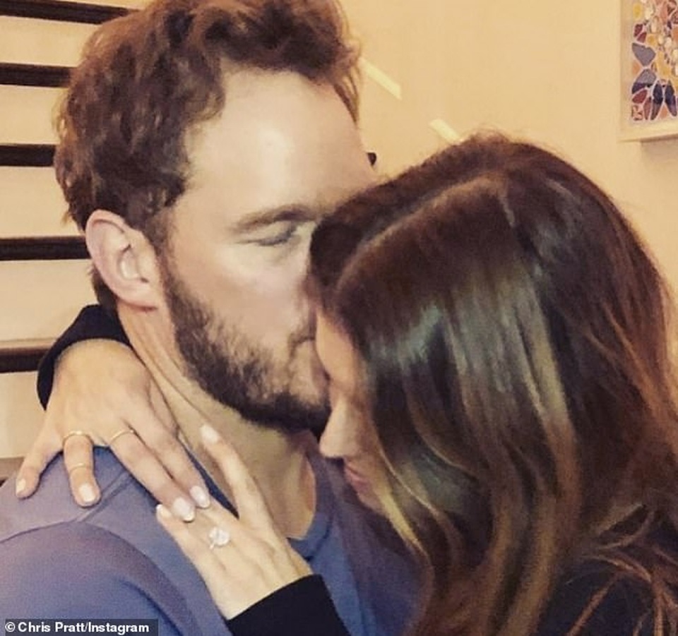 Katherine Schwarzenegger đưa con chồng ra phố - 4