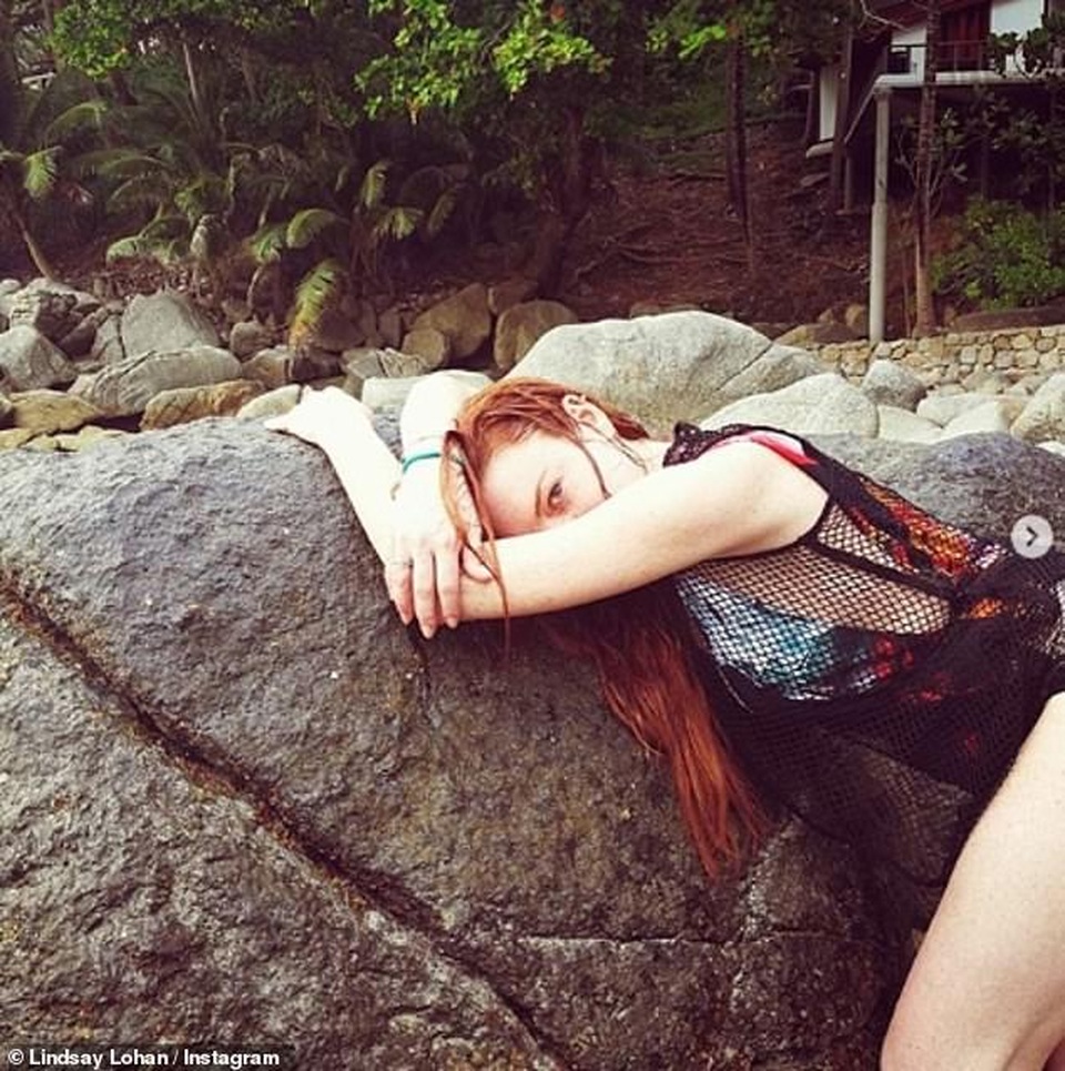 Lindsay Lohan tạo dáng như nàng tiên cá - 1 Lindsay Lohan tạo dáng như nàng tiên cá - 1