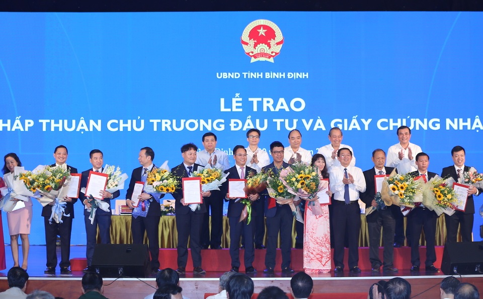TS. Trần Du Lịch: Miền Trung chậm thủ tục đầu tư một ngày là tiếp tục nghèo thêm một năm - 4 TS. Trần Du Lịch: Miền Trung chậm thủ tục đầu tư một ngày là tiếp tục nghèo thêm một năm - 4