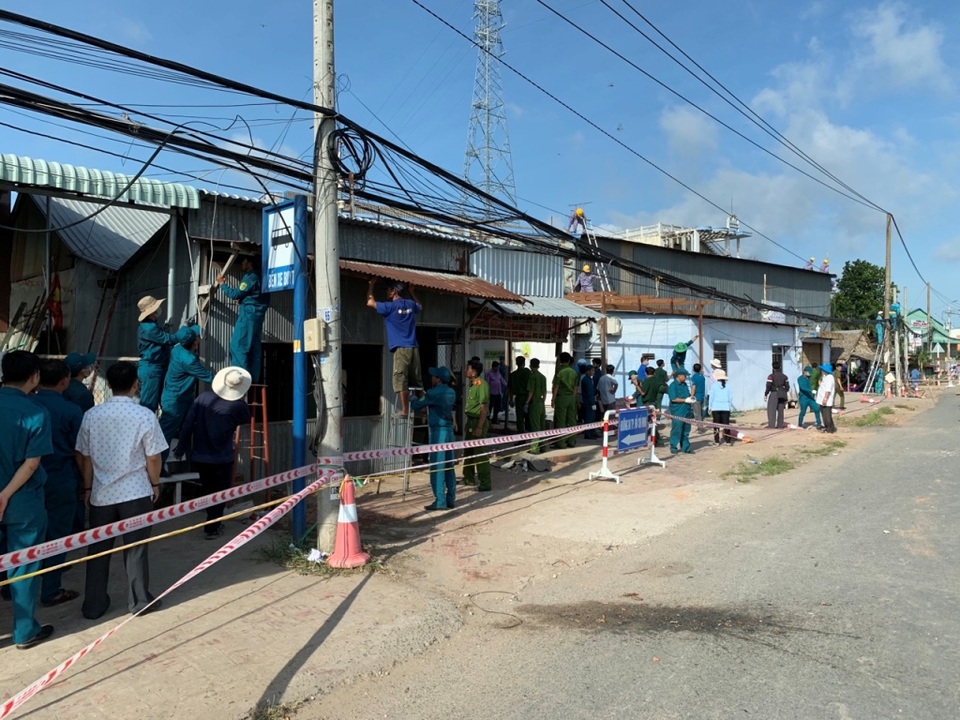 Sông Hậu tiếp tục ngoạm sâu, ăn đứt mặt đường quốc lộ 91 - 2 Sông Hậu tiếp tục ngoạm sâu, ăn đứt mặt đường quốc lộ 91 - 2