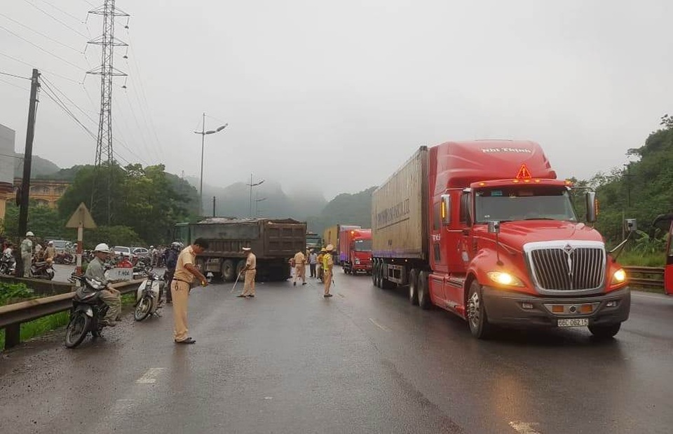 Nữ du khách nước ngoài bị xe tải cán tử vong - 4 Nữ du khách nước ngoài bị xe tải cán tử vong - 4