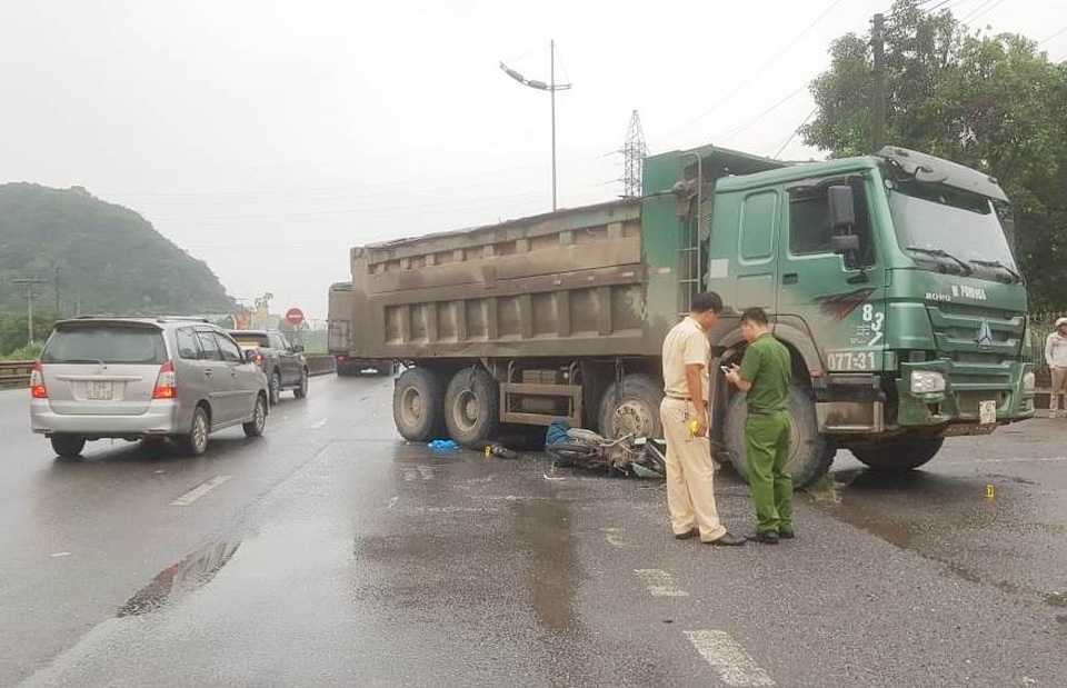 Nữ du khách nước ngoài bị xe tải cán tử vong - 3 Nữ du khách nước ngoài bị xe tải cán tử vong - 3