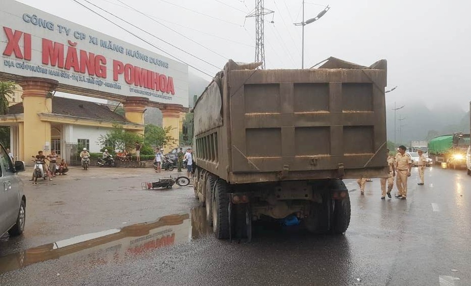 Nữ du khách nước ngoài bị xe tải cán tử vong - 2 Nữ du khách nước ngoài bị xe tải cán tử vong - 2