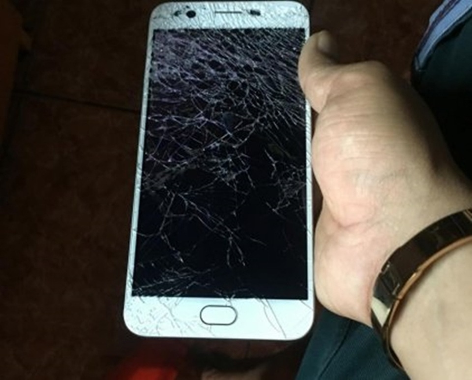 Màn hình điện thoại bị vỡ - Phải khắc phục như thế nào?