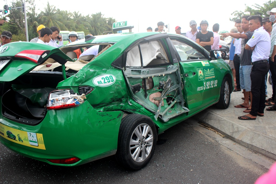 Ôtô tải tông taxi, 3 người thương vong Ôtô tải tông taxi, 3 người thương vong