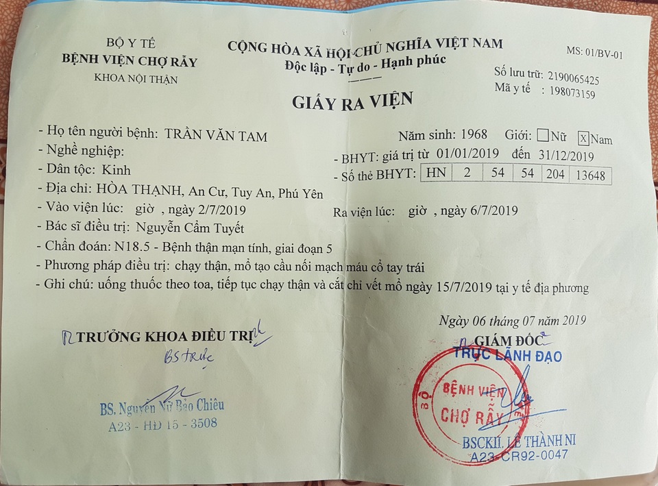 Số phận nghiệt ngã của người đàn ông đẩy xe lăn bán vé số nuôi cả nhà - 7 Số phận nghiệt ngã của người đàn ông đẩy xe lăn bán vé số nuôi cả nhà - 7
