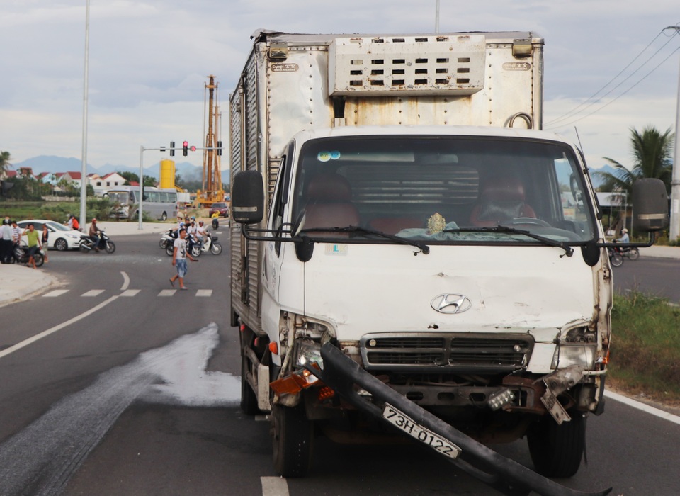 Ôtô tải tông taxi, 3 người thương vong Ôtô tải tông taxi, 3 người thương vong