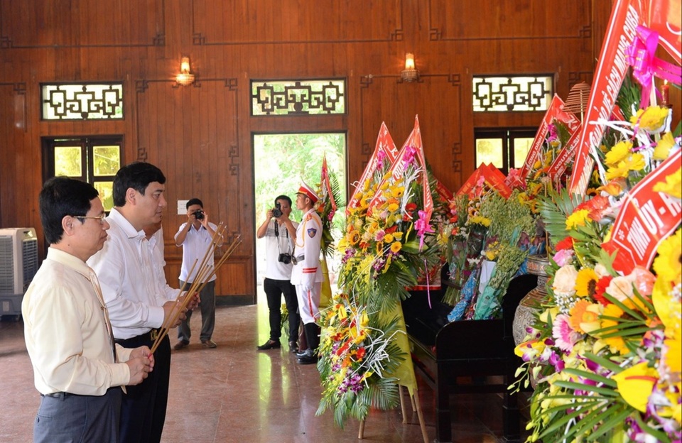 Trang trọng lễ tưởng niệm 50 năm ngày mất Chủ tịch Hồ Chí Minh - 2 Trang trọng lễ tưởng niệm 50 năm ngày mất Chủ tịch Hồ Chí Minh - 2