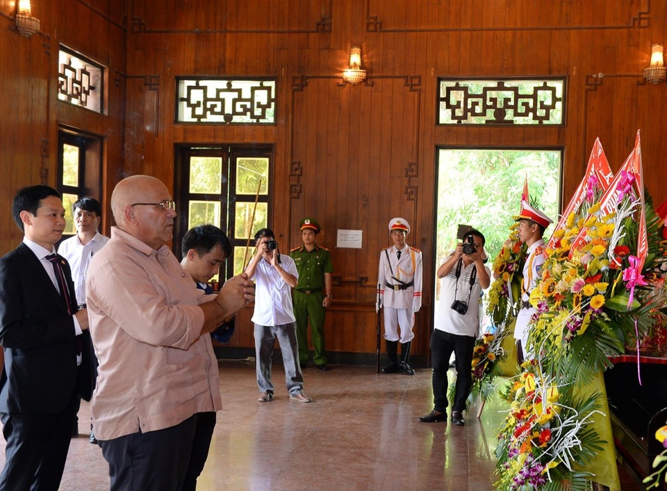 Trang trọng lễ tưởng niệm 50 năm ngày mất Chủ tịch Hồ Chí Minh - 3 Trang trọng lễ tưởng niệm 50 năm ngày mất Chủ tịch Hồ Chí Minh - 3
