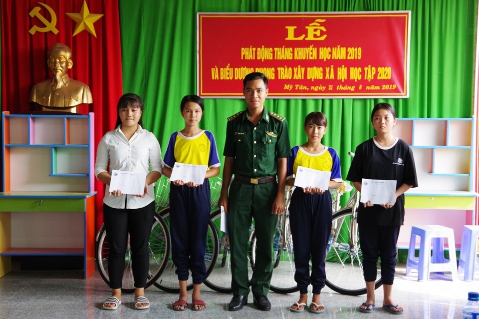 Đồng Tháp: Trao 82 suất học bổng và 10 xe đạp cho học sinh nghèo hiếu học - 2 Đồng Tháp: Trao 82 suất học bổng và 10 xe đạp cho học sinh nghèo hiếu học - 2