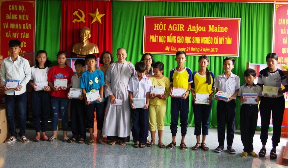 Đồng Tháp: Trao 82 suất học bổng và 10 xe đạp cho học sinh nghèo hiếu học - 1 Đồng Tháp: Trao 82 suất học bổng và 10 xe đạp cho học sinh nghèo hiếu học - 1