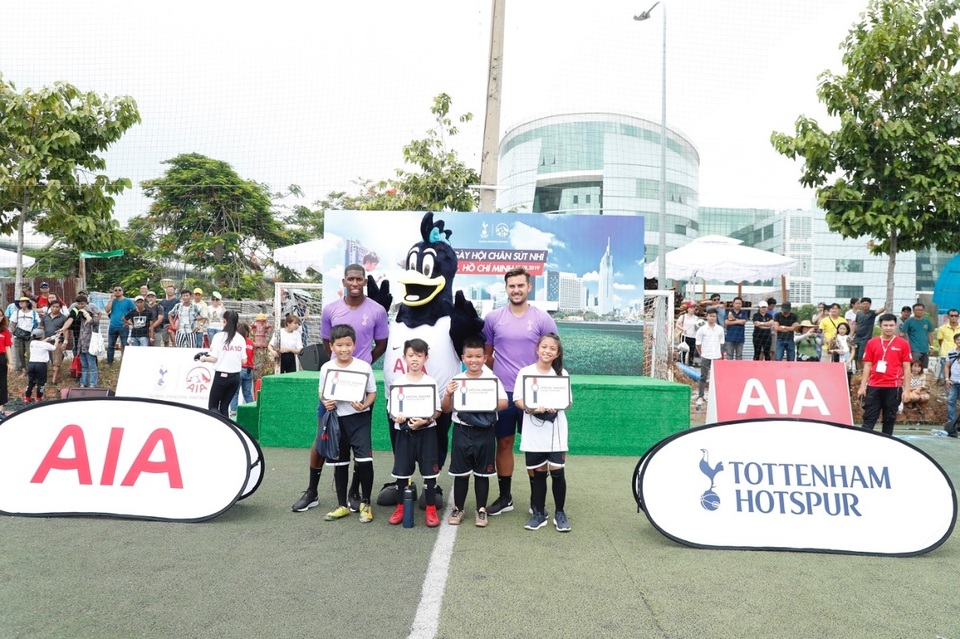 Sôi động Chân sút nhí Việt cùng các HLV đến từ Tottenham Hotspur - 8 Sôi động Chân sút nhí Việt cùng các HLV đến từ Tottenham Hotspur - 8