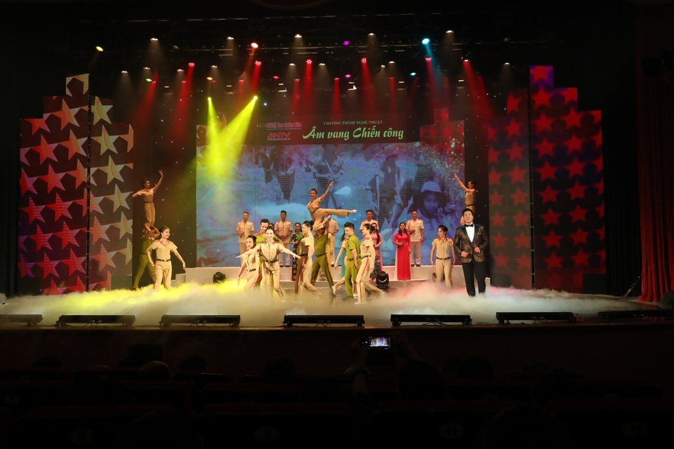 Tri ân các chiến sỹ công an nhân dân trong chương trình Âm vang chiến công - 3