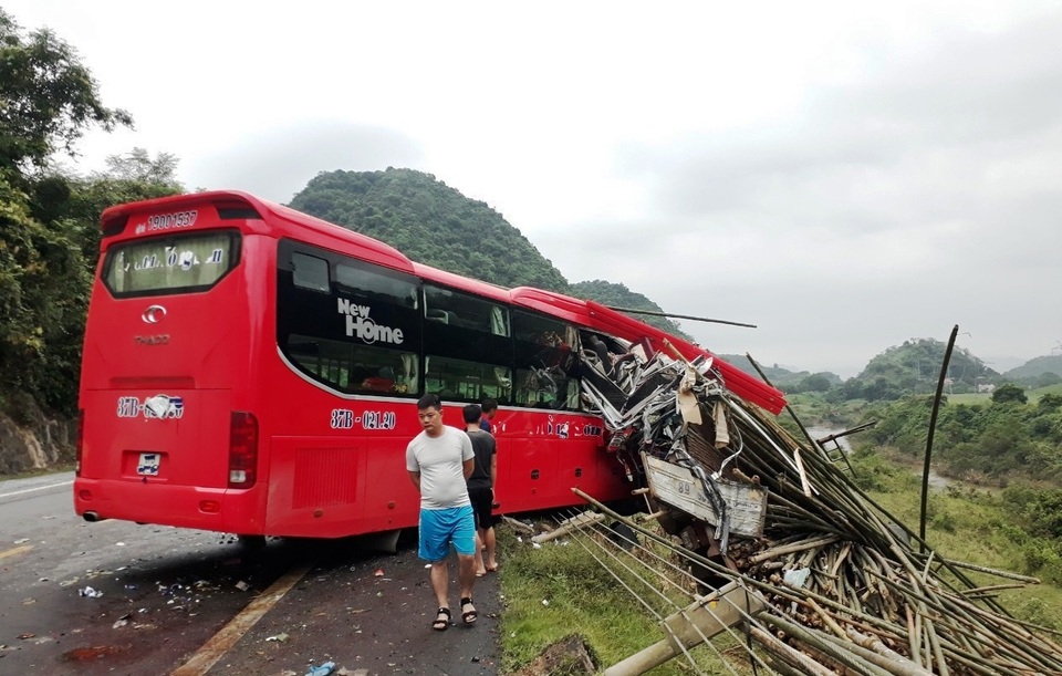 Tạm giữ tài xế xe khách tông xe tải khiến 2 người chết, 14 người bị thương - 1 Tạm giữ tài xế xe khách tông xe tải khiến 2 người chết, 14 người bị thương - 1
