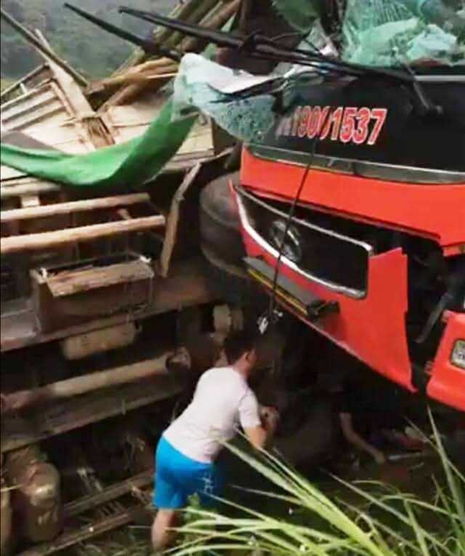 Xe khách tông xe tải đỗ bên đường, 2 người chết, 14 người bị thương - 4 Xe khách tông xe tải đỗ bên đường, 2 người chết, 14 người bị thương - 4