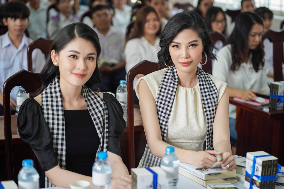 Hơn 13 tuổi, Vũ Cẩm Nhung trẻ đẹp không kém Á hậu Thùy Dung - 4 Hơn 13 tuổi, Vũ Cẩm Nhung trẻ đẹp không kém Á hậu Thùy Dung - 4