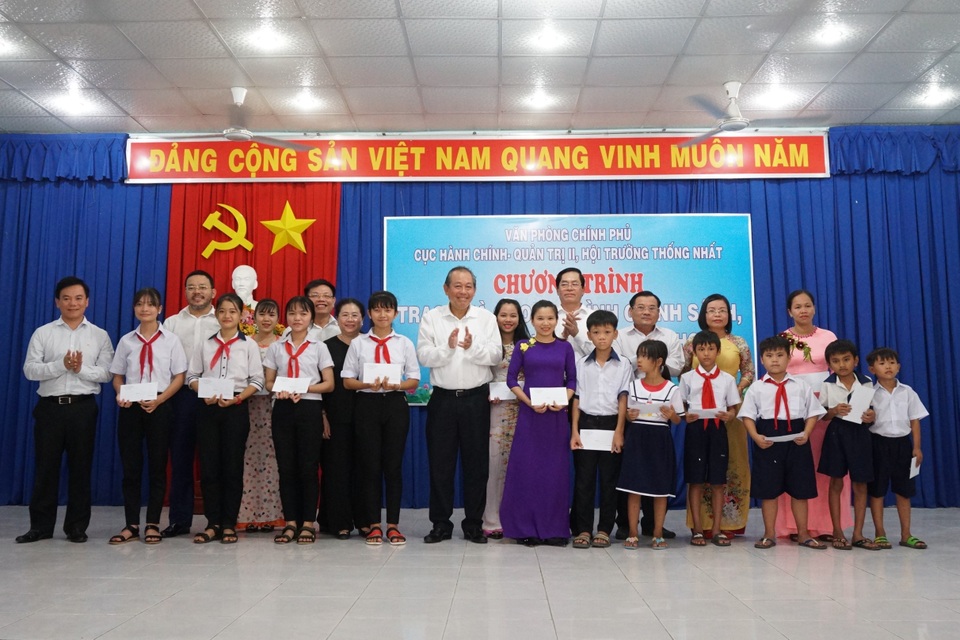 Phó Thủ tướng Trương Hoà Bình tặng quà gia đình chính sách, hộ nghèo - 2 Phó Thủ tướng Trương Hoà Bình tặng quà gia đình chính sách, hộ nghèo - 2