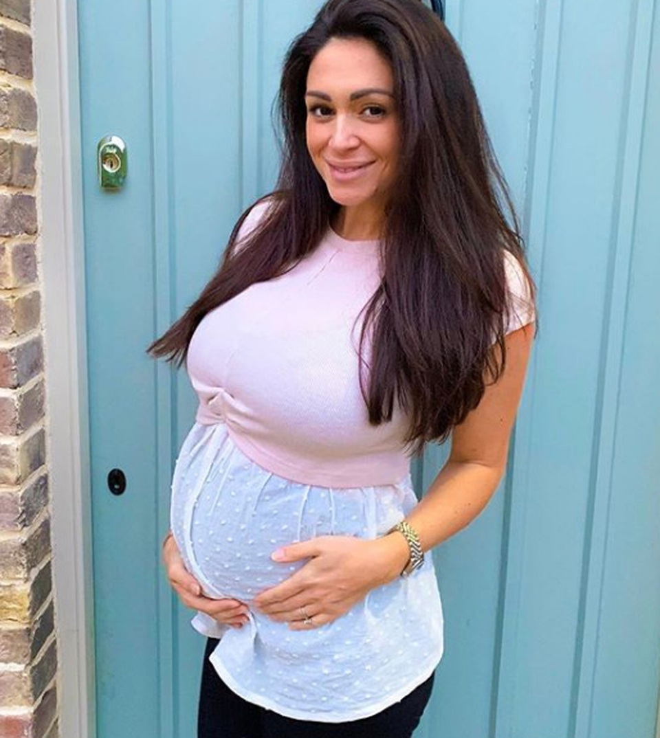 Casey Batchelor bế bụng bầu đi tập yoga - 7 Casey Batchelor bế bụng bầu đi tập yoga - 7