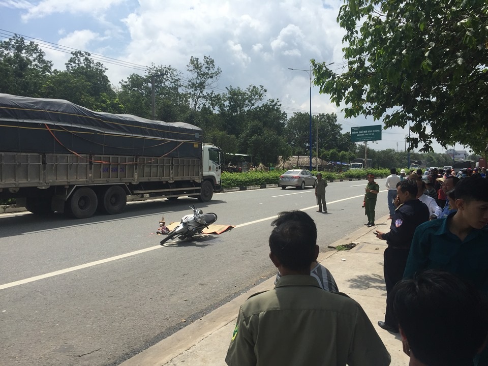 Xe tải tông taxi, 3 hành khách thương vong - 3 Xe tải tông taxi, 3 hành khách thương vong - 3