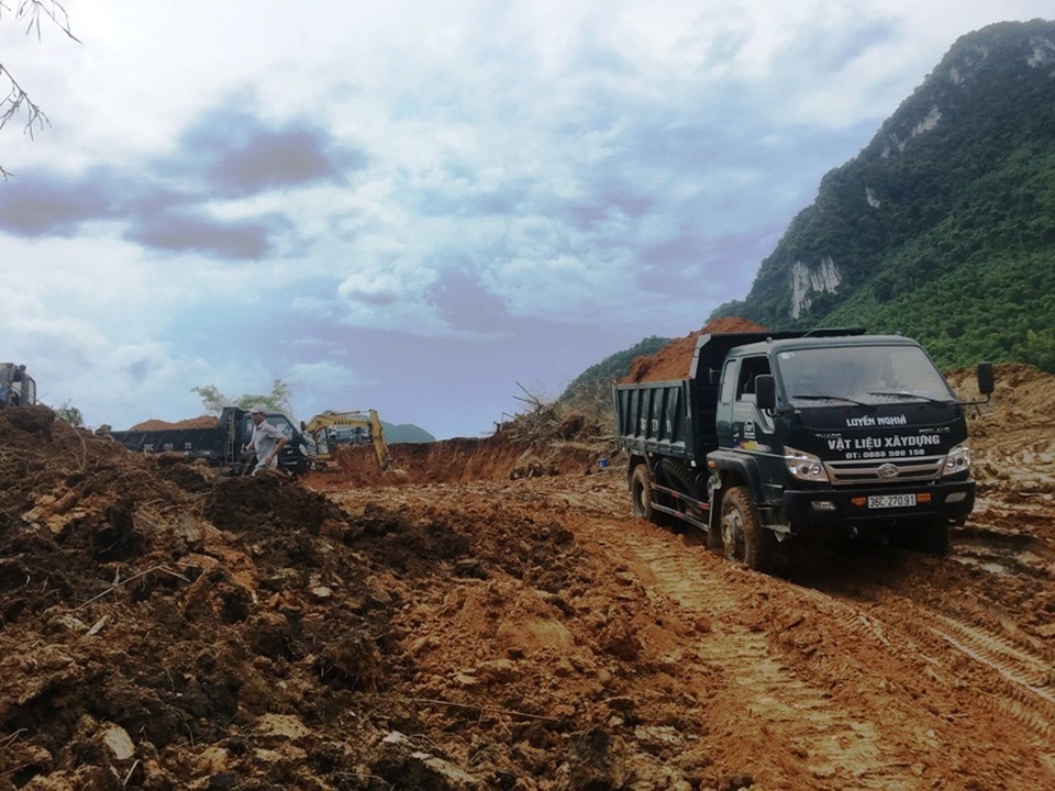 Hối hả san núi, bạt đồi làm nhà cho người dân vùng lũ Sa Ná - 6 Hối hả san núi, bạt đồi làm nhà cho người dân vùng lũ Sa Ná - 6
