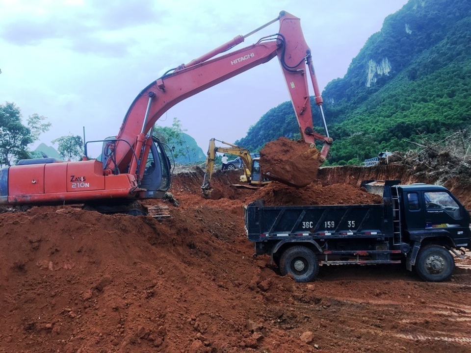Hối hả san núi, bạt đồi làm nhà cho người dân vùng lũ Sa Ná - 4 Hối hả san núi, bạt đồi làm nhà cho người dân vùng lũ Sa Ná - 4
