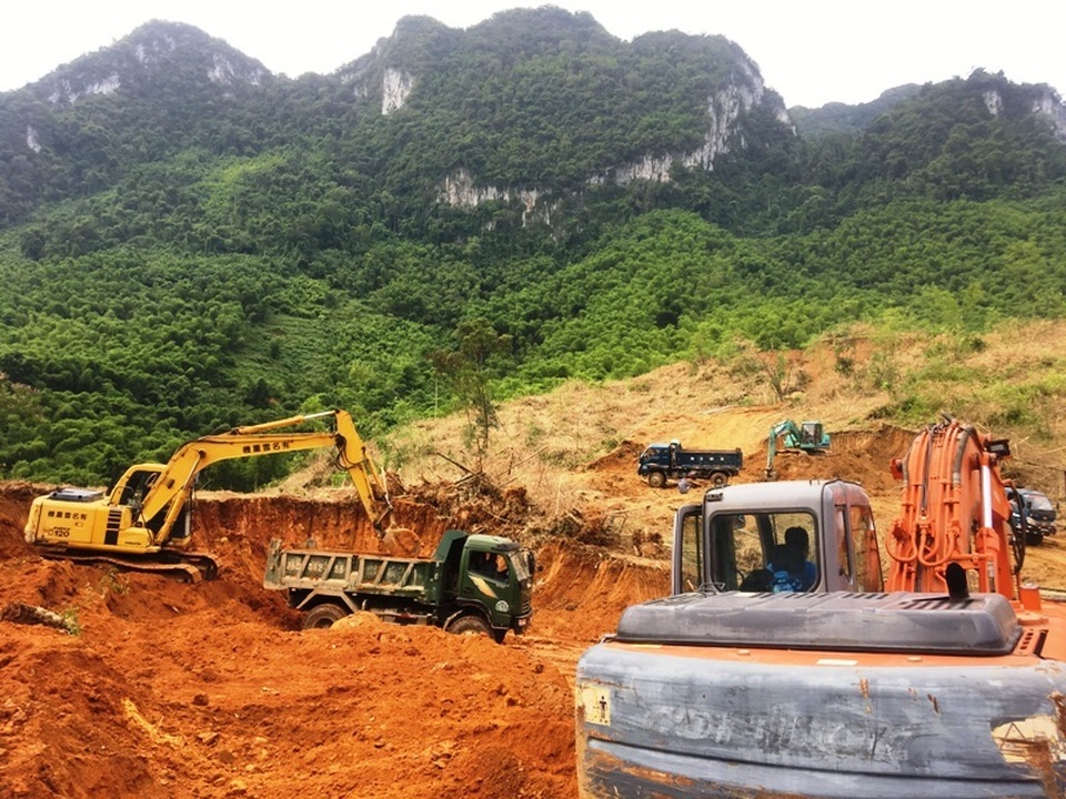 Hối hả san núi, bạt đồi làm nhà cho người dân vùng lũ Sa Ná - 7 Hối hả san núi, bạt đồi làm nhà cho người dân vùng lũ Sa Ná - 7