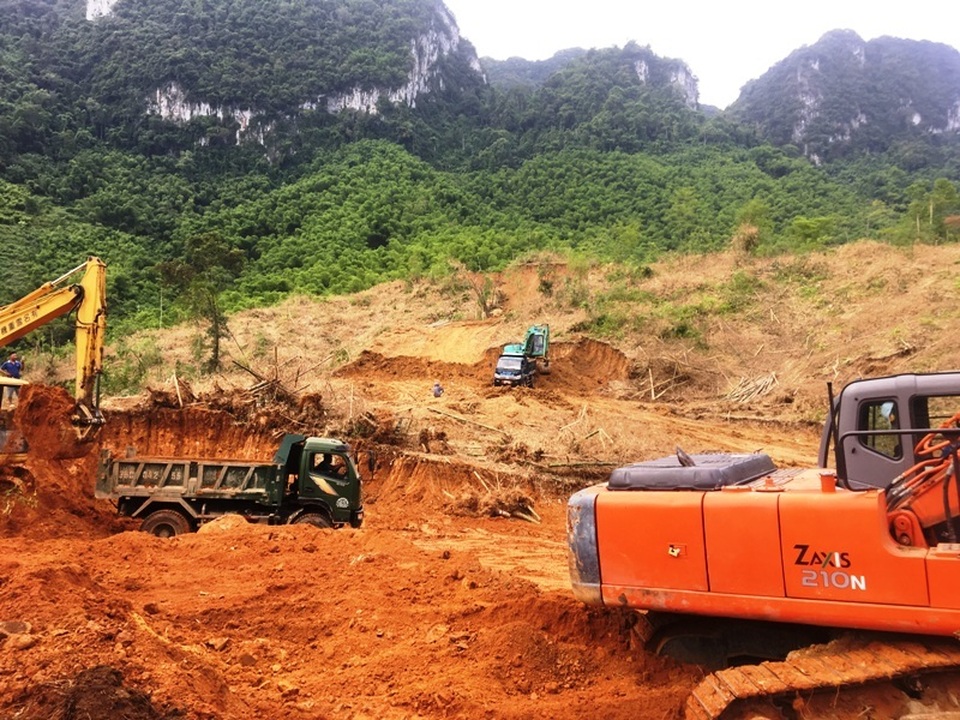 Hối hả san núi, bạt đồi làm nhà cho người dân vùng lũ Sa Ná - 3 Hối hả san núi, bạt đồi làm nhà cho người dân vùng lũ Sa Ná - 3