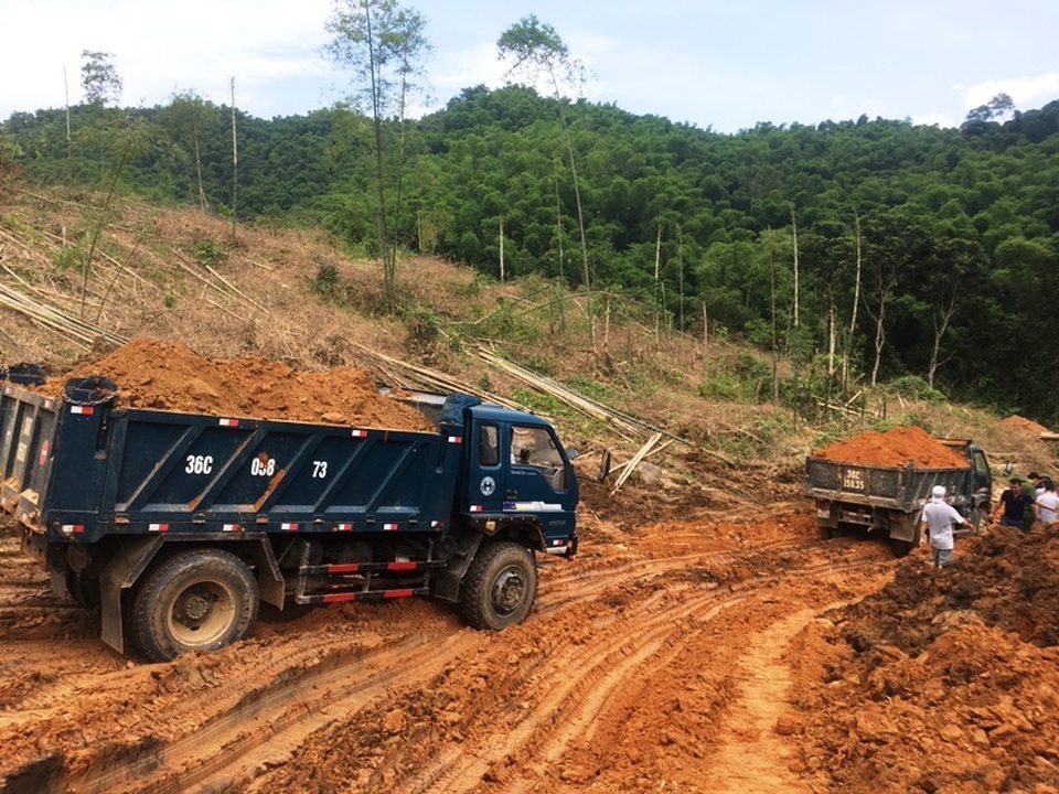 Hối hả san núi, bạt đồi làm nhà cho người dân vùng lũ Sa Ná - 5 Hối hả san núi, bạt đồi làm nhà cho người dân vùng lũ Sa Ná - 5