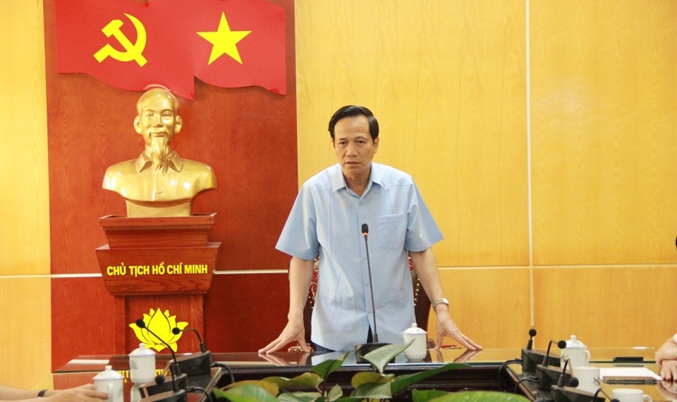 Bộ trưởng Đào Ngọc Dung thăm và tặng quà đồng bào vùng lũ huyện Quan Sơn - 2 Bộ trưởng Đào Ngọc Dung thăm và tặng quà đồng bào vùng lũ huyện Quan Sơn - 2