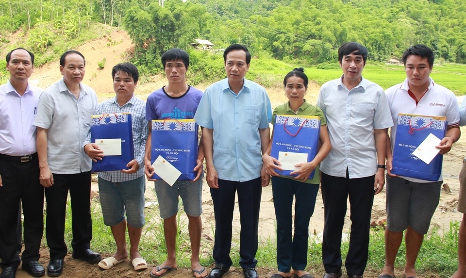Bộ trưởng Đào Ngọc Dung thăm và tặng quà đồng bào vùng lũ huyện Quan Sơn - 5 Bộ trưởng Đào Ngọc Dung thăm và tặng quà đồng bào vùng lũ huyện Quan Sơn - 5