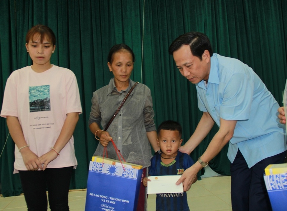 Bộ trưởng Đào Ngọc Dung thăm và tặng quà đồng bào vùng lũ huyện Quan Sơn - 7 Bộ trưởng Đào Ngọc Dung thăm và tặng quà đồng bào vùng lũ huyện Quan Sơn - 7